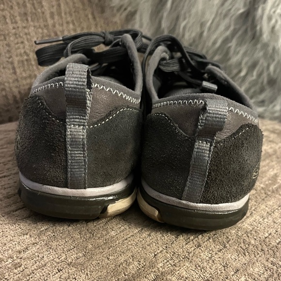 Keen sneakers - grey - size 9 - Picture 4 of 7